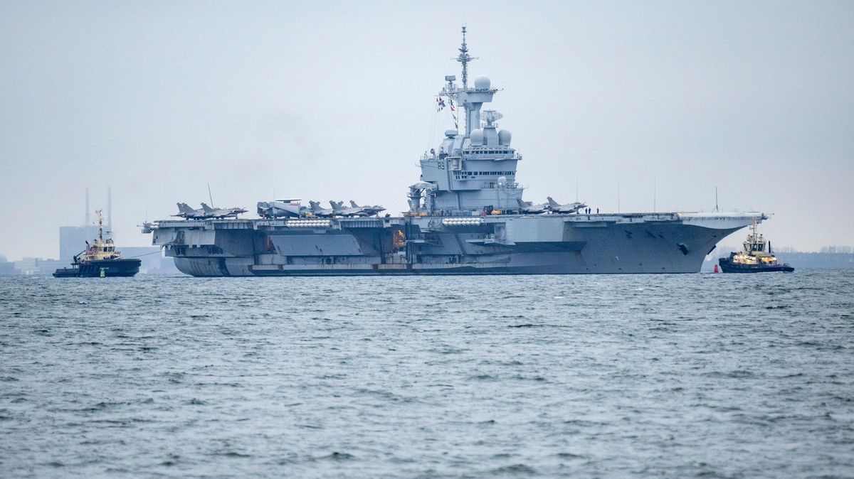 Ruský dron se přiblížil k francouzské letadlové lodi. NATO si s ním poradilo